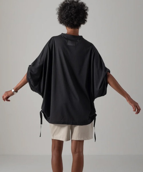 COGTHEBIGSMOKE(コグザビッグスモーク)の「【COGTHEBIGSMOKE/コグザビッグスモーク】NARIAH TUCKED SLEEVE TOP/タックスリーブTシャツ(Tシャツ/カットソー・レディース・ホワイト/ブラック・1)」の6枚目の写真