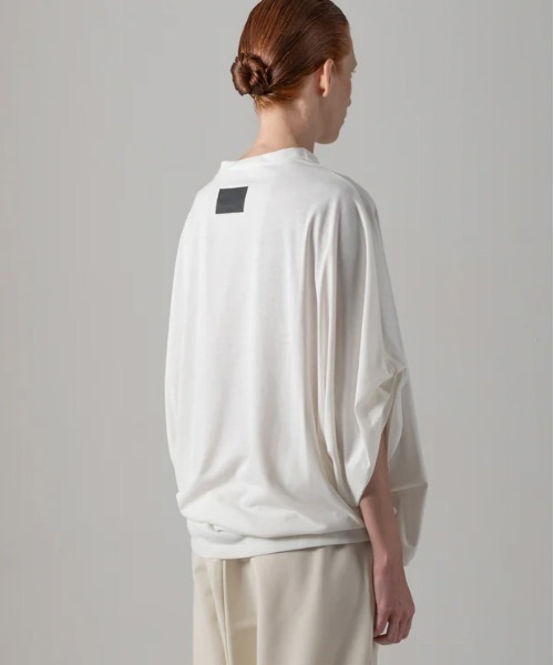 COGTHEBIGSMOKE(コグザビッグスモーク)の「【COGTHEBIGSMOKE/コグザビッグスモーク】NARIAH TUCKED SLEEVE TOP/タックスリーブTシャツ(Tシャツ/カットソー・レディース・ホワイト/ブラック・1)」の4枚目の写真