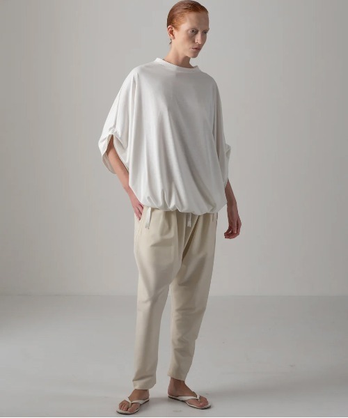 COGTHEBIGSMOKE(コグザビッグスモーク)の「【COGTHEBIGSMOKE/コグザビッグスモーク】NARIAH TUCKED SLEEVE TOP/タックスリーブTシャツ(Tシャツ/カットソー・レディース・ホワイト/ブラック・1)」の3枚目の写真