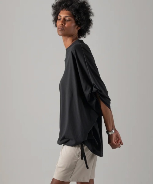 COGTHEBIGSMOKE(コグザビッグスモーク)の「【COGTHEBIGSMOKE/コグザビッグスモーク】NARIAH TUCKED SLEEVE TOP/タックスリーブTシャツ(Tシャツ/カットソー・レディース・ホワイト/ブラック・1)」の5枚目の写真