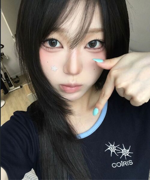 COIRIS（コイリス）の「[ユーネック] ローラ スモール ロゴ 配色 ユーネック 半袖Tシャツ (10カラー)（Tシャツ/カットソー・レディース・カーキ/ブラウン/ネイビー/ライトブルー/ホワイト/ブラック/グレー系/チャコール/ブルー/グリーン・FREE）」の17枚目の写真