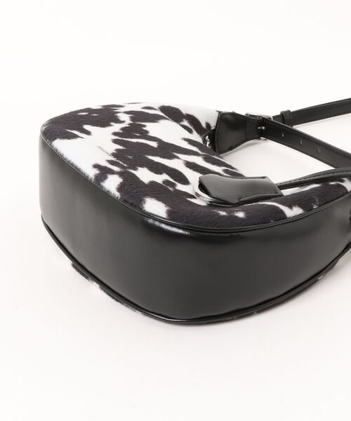 CHARLES & KEITH(チャールズ & キース)の「Vega ベガ ファーリー カウプリント ホーボーバッグ(ショルダーバッグ・レディース・マルチ・S)」の5枚目の写真