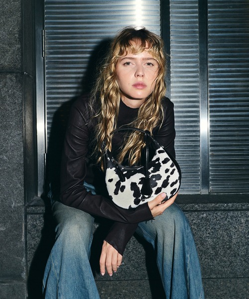 CHARLES & KEITH(チャールズ & キース)の「Vega ベガ ファーリー カウプリント ホーボーバッグ(ショルダーバッグ・レディース・マルチ・S)」の1枚目の写真
