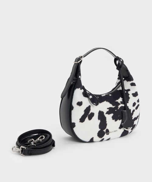 CHARLES & KEITH(チャールズ & キース)の「Vega ベガ ファーリー カウプリント ホーボーバッグ(ショルダーバッグ・レディース・マルチ・S)」の6枚目の写真