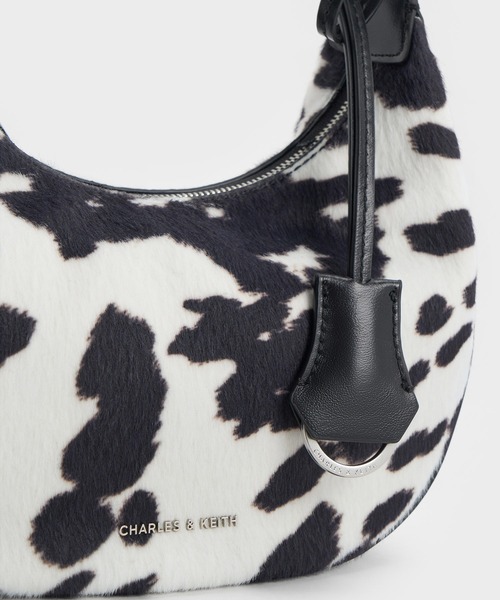 CHARLES & KEITH(チャールズ & キース)の「Vega ベガ ファーリー カウプリント ホーボーバッグ(ショルダーバッグ・レディース・マルチ・S)」の3枚目の写真