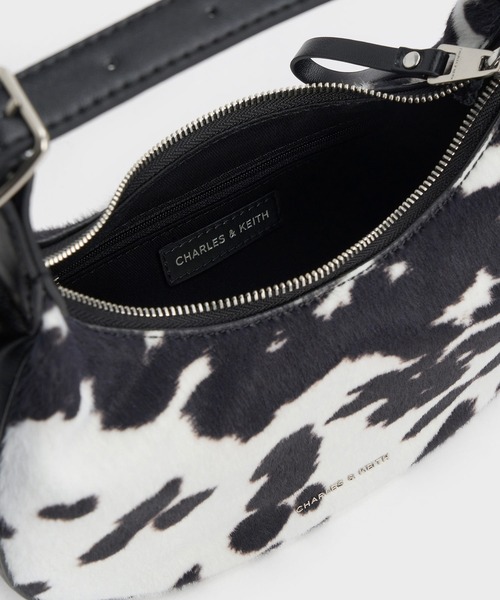 CHARLES & KEITH(チャールズ & キース)の「Vega ベガ ファーリー カウプリント ホーボーバッグ(ショルダーバッグ・レディース・マルチ・S)」の4枚目の写真