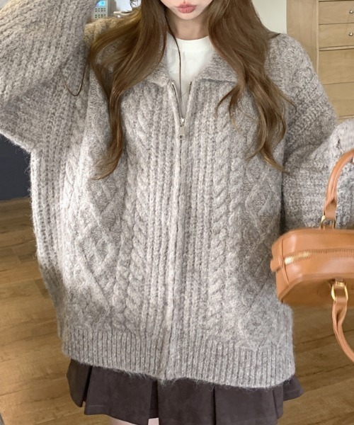 AMAJI(アマジ)の「ケーブル編み ポロカラー ハーフジップ ニットカーディガン(カーディガン/ボレロ・レディース・ライトグレー/ベージュ/ダークグレー・FREE)」の1枚目の写真