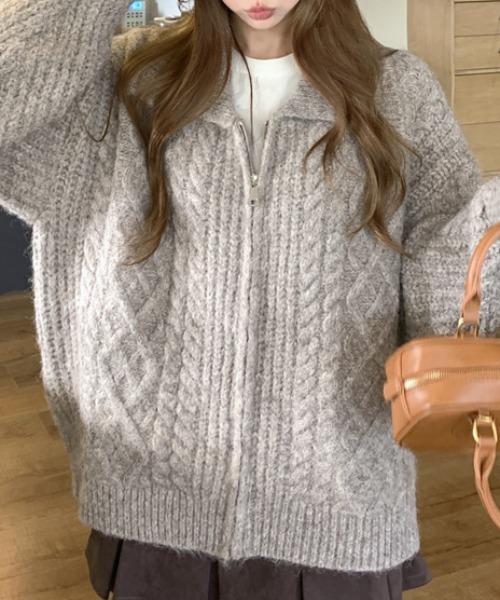 AMAJI(アマジ)の「ケーブル編み ポロカラー ハーフジップ ニットカーディガン(カーディガン/ボレロ・レディース・ライトグレー/ベージュ/ダークグレー・FREE)」の6枚目の写真