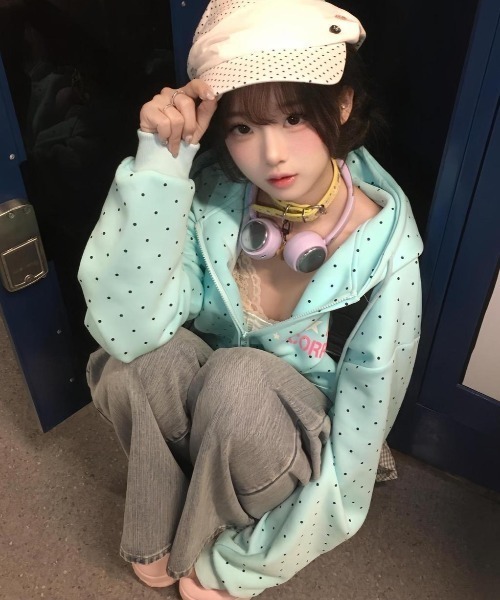ViViDAY(ビビデー)の「ドット柄ロゴジップパーカー(パーカー・レディース・ネイビー/ミント・M)」の6枚目の写真