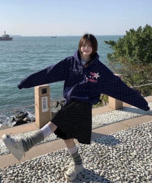ViViDAY(ビビデー)の「ドット柄ロゴジップパーカー(パーカー・レディース・ネイビー/ミント・M)」の12枚目の写真