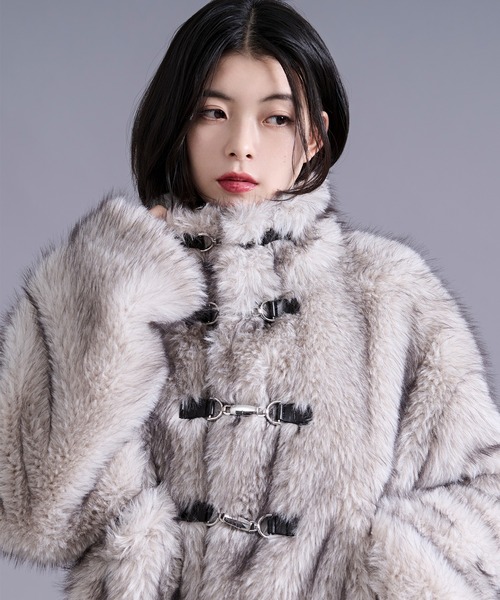 Ellno Loset（エルノロゼット）の「メタルバックルエコファーショートコート（ブルゾン・メンズ・グレー/ベージュ/ブラウン・MEDIUM/LARGE）」の3枚目の写真