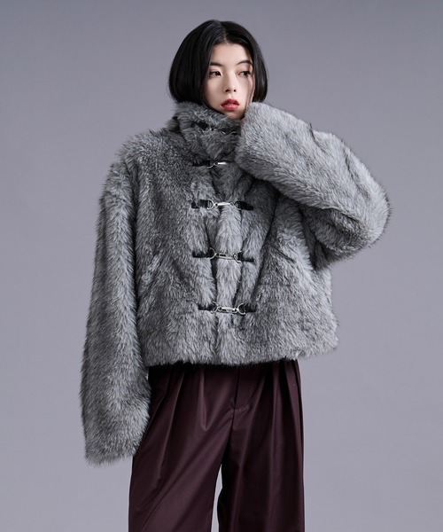 Ellno Loset（エルノロゼット）の「メタルバックルエコファーショートコート（ブルゾン・メンズ・グレー/ベージュ/ブラウン・MEDIUM/LARGE）」の12枚目の写真