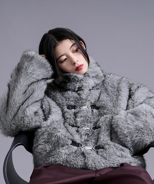 Ellno Loset（エルノロゼット）の「メタルバックルエコファーショートコート（ブルゾン・メンズ・グレー/ベージュ/ブラウン・MEDIUM/LARGE）」の17枚目の写真