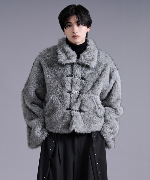 Ellno Loset（エルノロゼット）の「メタルバックルエコファーショートコート（ブルゾン・メンズ・グレー/ベージュ/ブラウン・MEDIUM/LARGE）」の7枚目の写真