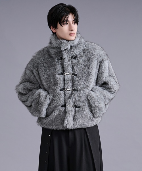 Ellno Loset（エルノロゼット）の「メタルバックルエコファーショートコート（ブルゾン・メンズ・グレー/ベージュ/ブラウン・MEDIUM/LARGE）」の8枚目の写真
