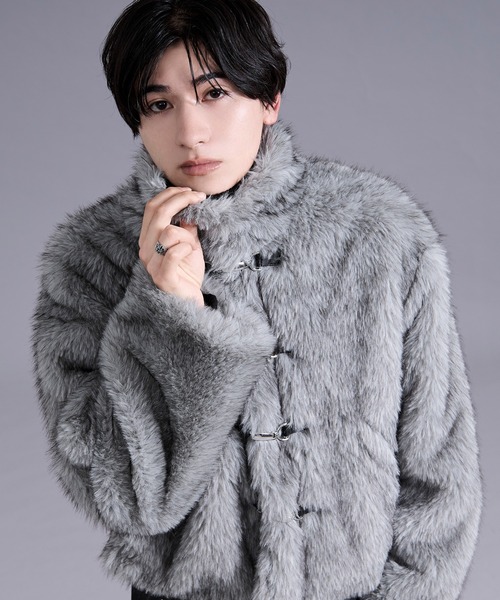 Ellno Loset（エルノロゼット）の「メタルバックルエコファーショートコート（ブルゾン・メンズ・グレー/ベージュ/ブラウン・MEDIUM/LARGE）」の5枚目の写真