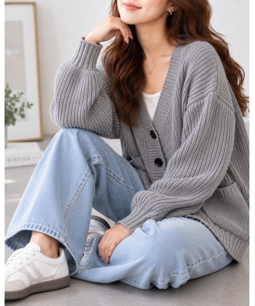 FAZVY（ファズビー）の「ゆるっと包まれる オーバーサイズVネックニットカーディガン（カーディガン/ボレロ・レディース・レッド/グレー/ベージュ/ホワイト・FREE）」の5枚目の写真