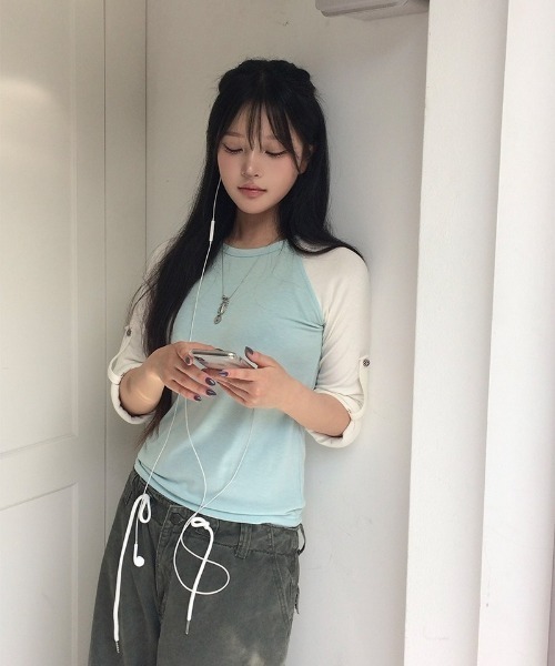 anyonemore(エニワンモア)の「チェック柄ボタンロールアップ配色ラグラン長袖Tシャツ(Tシャツ/カットソー・レディース・ネイビー/ミント・FREE)」の9枚目の写真