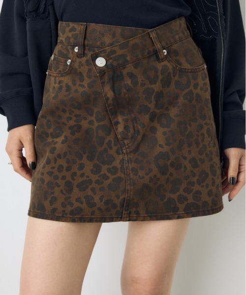 AZUL by moussy(アズールバイマウジー)の「AZUL DENIM レオパードクロスミニスカート 秋服 冬服 ヒョウ柄 アニマル柄(デニムスカート・レディース・ブラウン系その他・SMALL/MEDIUM)」の1枚目の写真