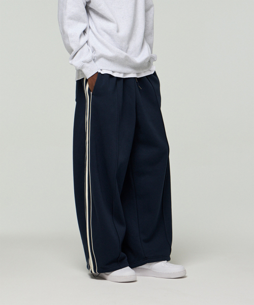 URBANAGE(アーバンエイジ)の「ワンタックカーブドワイドトラックパンツ_ネイビー(スウェットパンツ・レディース・その他・LARGE/MEDIUM/X-LARGE)」の3枚目の写真