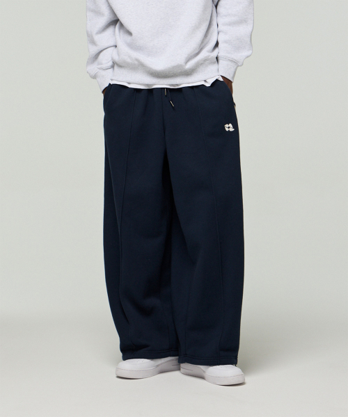 URBANAGE(アーバンエイジ)の「ワンタックカーブドワイドトラックパンツ_ネイビー(スウェットパンツ・レディース・その他・LARGE/MEDIUM/X-LARGE)」の2枚目の写真