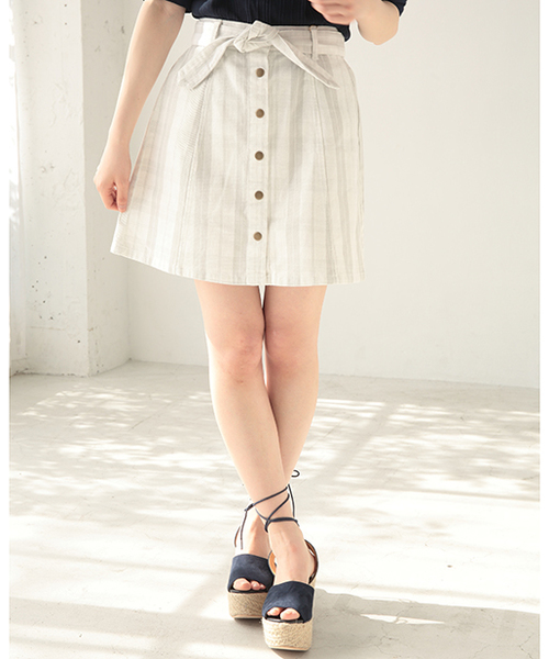 one after another NICE CLAUP（ワンアフターアナザーナイスクラップ）の「【ナイスクラップ】前釦リボンスカート（スカート・レディース・オフホワイト/ブルー/インディゴブルー/チェック・FREE）」の4枚目の写真
