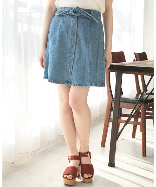 one after another NICE CLAUP（ワンアフターアナザーナイスクラップ）の「【ナイスクラップ】前釦リボンスカート（スカート・レディース・オフホワイト/ブルー/インディゴブルー/チェック・FREE）」の3枚目の写真