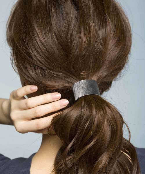 PLAIN CLOTHING（プレーンクロージング）の「1,300点突破☆加工メタルシンプルカーブヘアゴム（ヘアゴム・レディース・ゴールド/シルバー・FREE）」の2枚目の写真