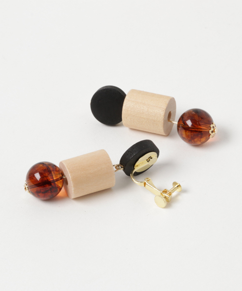 Andemiu（アンデミュウ）の「ウッドパーツイヤリング747355（イヤリング・レディース・ホワイト/ブラック・FREE）」の3枚目の写真