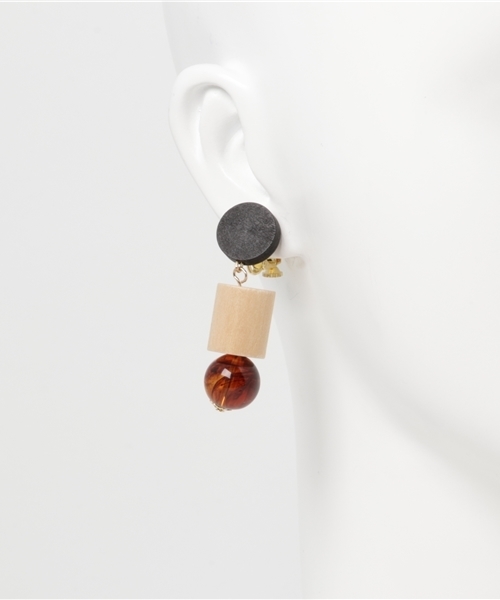 Andemiu（アンデミュウ）の「ウッドパーツイヤリング747355（イヤリング・レディース・ホワイト/ブラック・FREE）」の4枚目の写真