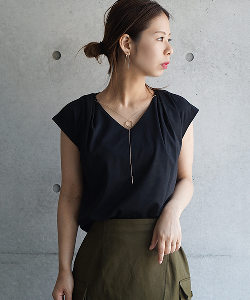 laboratory work(ラボラトリーワーク)の「サークルモチーフ ネックレス付きタック使いプルオーバー(Tシャツ/カットソー・レディース・オフホワイト/ダークオレンジ/ネイビー/ブラック/ピンク・MEDIUM)」の3枚目の写真