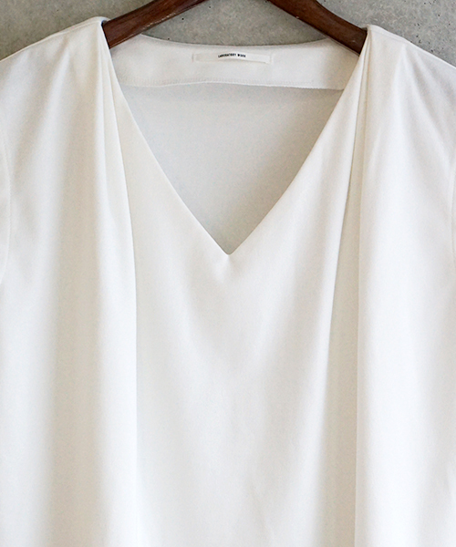 laboratory work(ラボラトリーワーク)の「サークルモチーフ ネックレス付きタック使いプルオーバー(Tシャツ/カットソー・レディース・オフホワイト/ダークオレンジ/ネイビー/ブラック/ピンク・MEDIUM)」の8枚目の写真