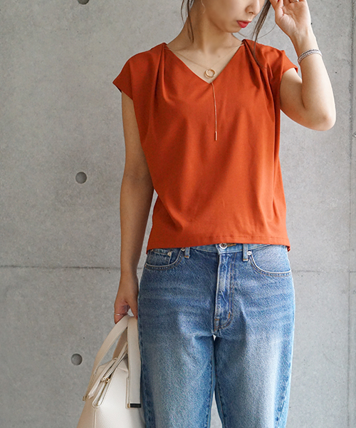 laboratory work(ラボラトリーワーク)の「サークルモチーフ ネックレス付きタック使いプルオーバー(Tシャツ/カットソー・レディース・オフホワイト/ダークオレンジ/ネイビー/ブラック/ピンク・MEDIUM)」の10枚目の写真