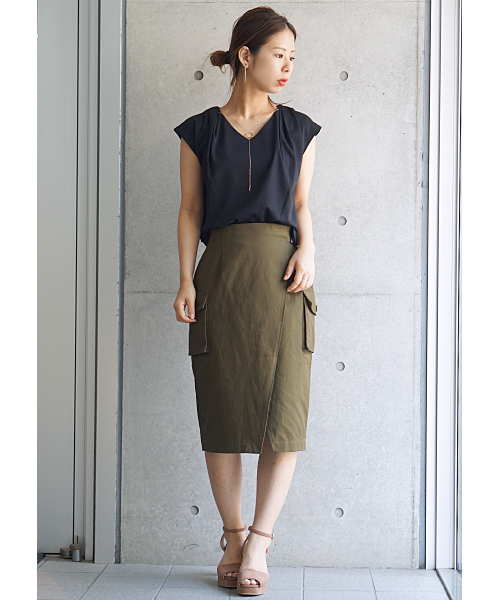 laboratory work(ラボラトリーワーク)の「サークルモチーフ ネックレス付きタック使いプルオーバー(Tシャツ/カットソー・レディース・オフホワイト/ダークオレンジ/ネイビー/ブラック/ピンク・MEDIUM)」の16枚目の写真