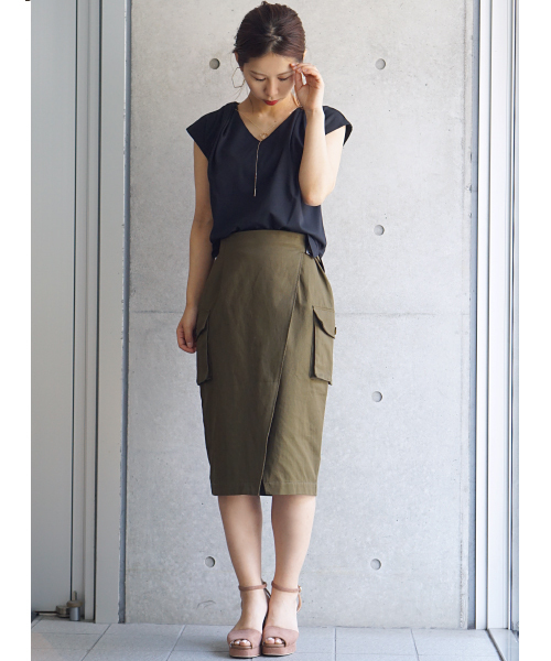 laboratory work(ラボラトリーワーク)の「サークルモチーフ ネックレス付きタック使いプルオーバー(Tシャツ/カットソー・レディース・オフホワイト/ダークオレンジ/ネイビー/ブラック/ピンク・MEDIUM)」の17枚目の写真