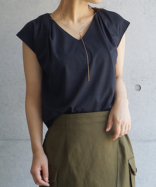 laboratory work(ラボラトリーワーク)の「サークルモチーフ ネックレス付きタック使いプルオーバー(Tシャツ/カットソー・レディース・オフホワイト/ダークオレンジ/ネイビー/ブラック/ピンク・MEDIUM)」の19枚目の写真