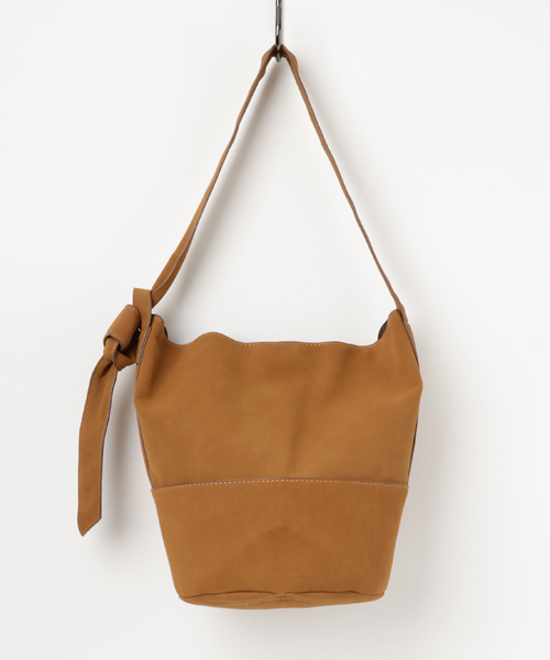 Green Parks(グリーンパークス)の「・フェイクスウェードショルダー(ショルダーバッグ・レディース・ブラック/ピンク/グレイッシュベージュ/キャメル・FREE)」の4枚目の写真