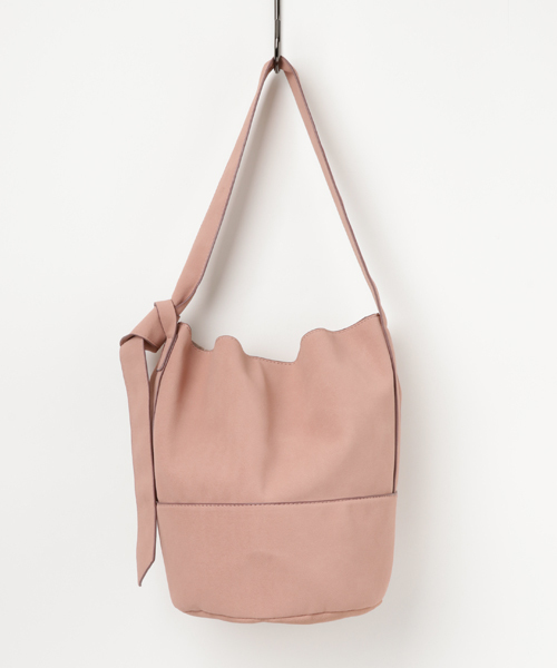 Green Parks(グリーンパークス)の「・フェイクスウェードショルダー(ショルダーバッグ・レディース・ブラック/ピンク/グレイッシュベージュ/キャメル・FREE)」の1枚目の写真