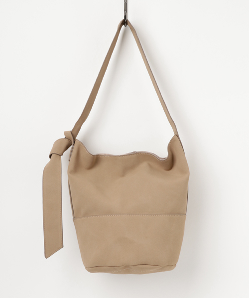 Green Parks(グリーンパークス)の「・フェイクスウェードショルダー(ショルダーバッグ・レディース・ブラック/ピンク/グレイッシュベージュ/キャメル・FREE)」の3枚目の写真