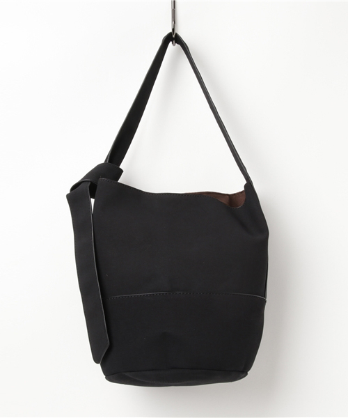 Green Parks(グリーンパークス)の「・フェイクスウェードショルダー(ショルダーバッグ・レディース・ブラック/ピンク/グレイッシュベージュ/キャメル・FREE)」の2枚目の写真