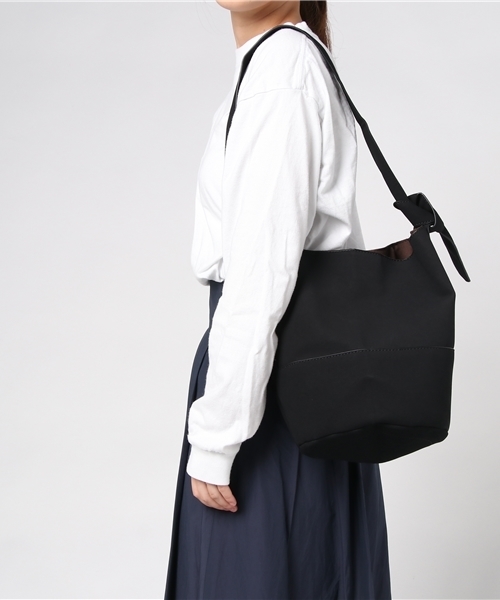 Green Parks(グリーンパークス)の「・フェイクスウェードショルダー(ショルダーバッグ・レディース・ブラック/ピンク/グレイッシュベージュ/キャメル・FREE)」の11枚目の写真