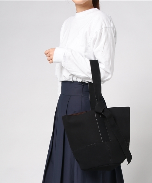 Green Parks(グリーンパークス)の「・フェイクスウェードショルダー(ショルダーバッグ・レディース・ブラック/ピンク/グレイッシュベージュ/キャメル・FREE)」の12枚目の写真