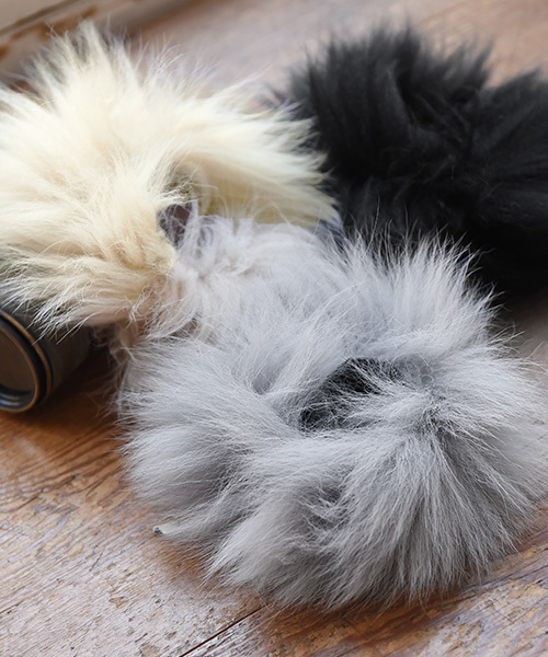 Luz Llena（ラズレナ）の「フォックスファーブレス（バングル/リストバンド・レディース・ブラック/グレー/アイボリー・ﾌﾘ-）」の3枚目の写真