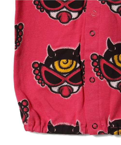 HYSTERIC MINI（ヒステリックミニ）の「BABY DOTTED DEVILKIN 総柄 2WAYオール（ロンパース・キッズ・ホワイト/ブラック/ピンク・FREE）」の4枚目の写真