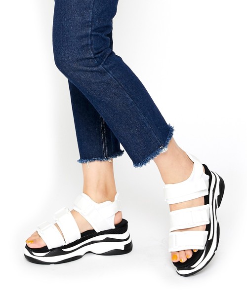 Mafmof（マフモフ）の「Mafmof(マフモフ) ストラップベルトの厚底スポーツサンダル（サンダル・レディース・ホワイト/ブラック/ネイビー・L/LL/M/S）」の2枚目の写真