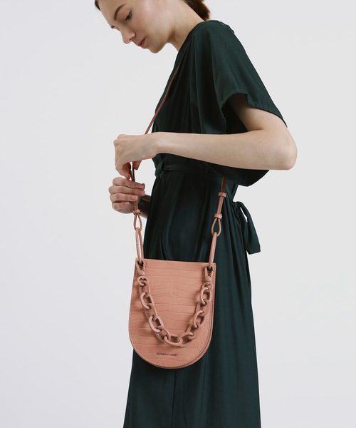 ❤️新品❤️CHARLES＆KEITH クロックエフェクトチャンキーチェーンバック CHARLES & KEITH（チャールズ & キース）の「クロックエフェクト