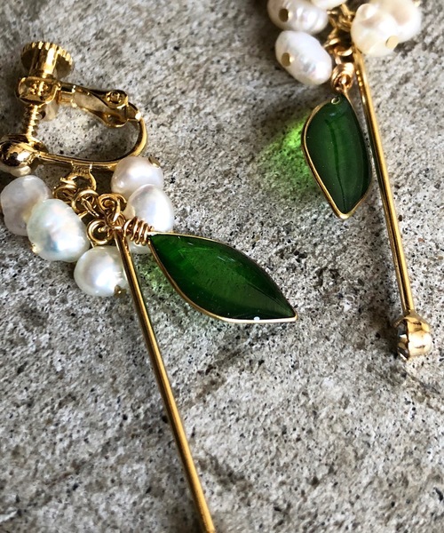 COMMON WARE（コモンウェアー）の「YK: yamadakoubou 葉石付きスティック淡水パールイヤリング（イヤリング・レディース・ゴールド・FREE）」の2枚目の写真