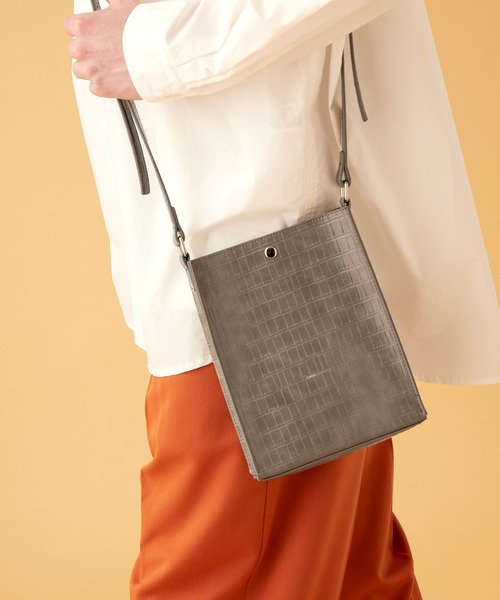 【LOEWE】ショルダーバッグ　ロゴ刻印　ブラック　保存袋　ポーチ　レザー. LOEWE ロゴプレート ショルダーバッグ | ブラック | FARFETCH JP