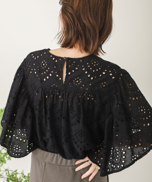 SENSE OF PLACE by URBAN RESEARCH（センスオブプレイスバイアーバンリサーチ）の「アイレットレースラッフルブラウス（シャツ/ブラウス・レディース・ブラック/アイボリー・ONE）」の4枚目の写真