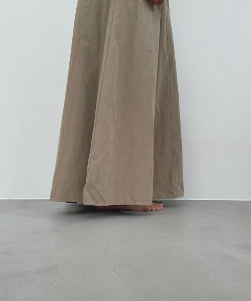 NEUNA（ヌナ）の「スエードタッチハイウエストフレアロングスカート/ウエストマークタックデザイン（スカート・レディース・ブラック/ベージュ/グリーン・SMALL/MEDIUM/LARGE）」の16枚目の写真